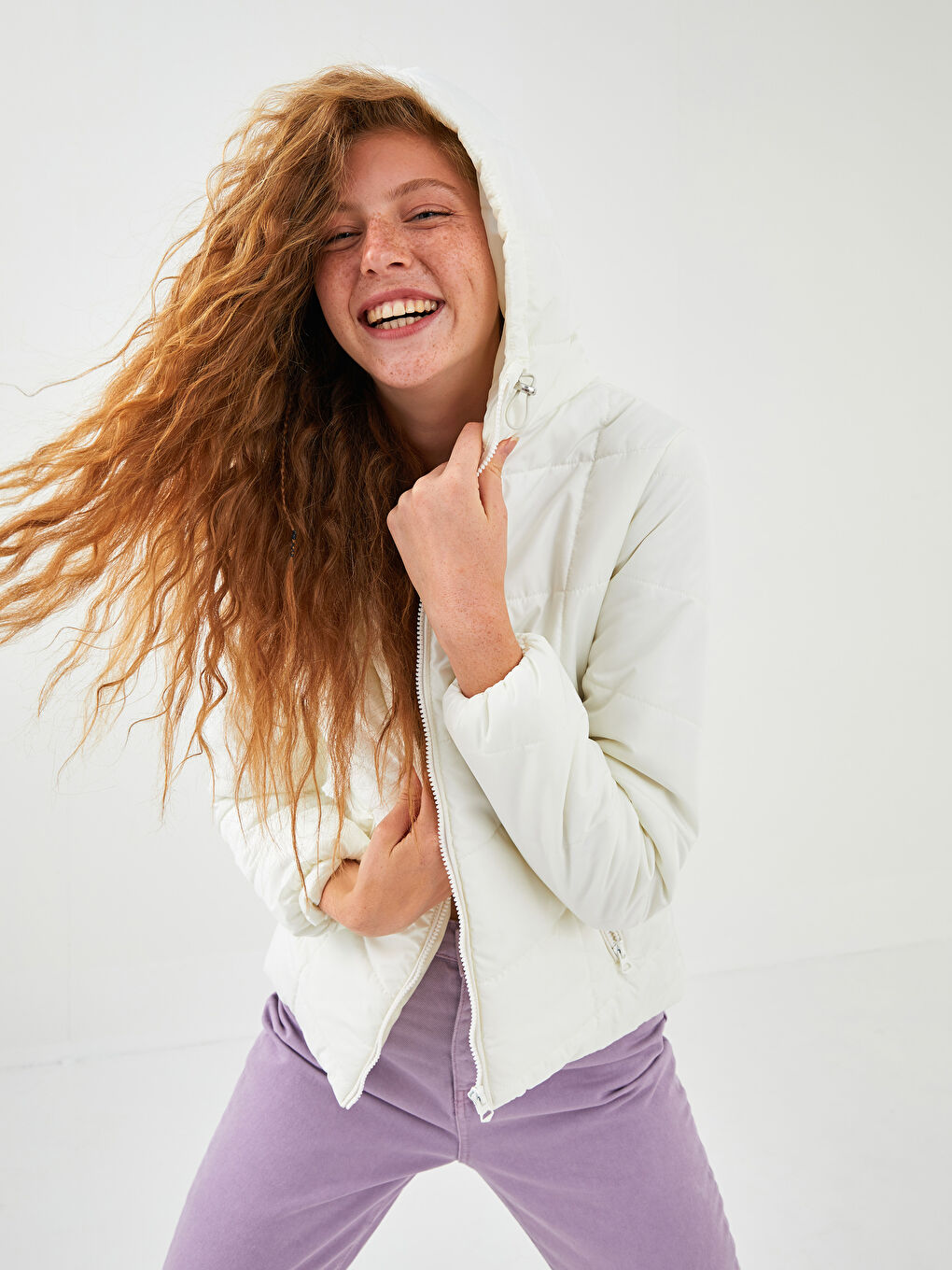 Ekru Kapüşon Yaka Fermuar Kapamalı Uzun Kollu Kadın Mont-1