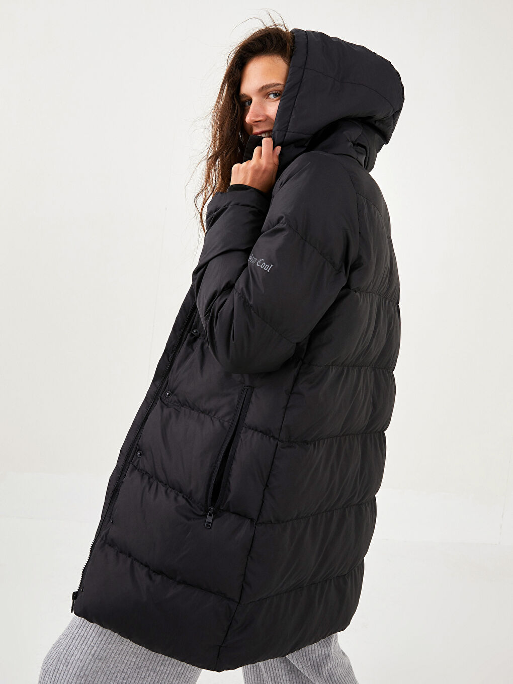 Siyah Kapüşon Yaka Düz Uzun Kollu Kadın Şişme Mont