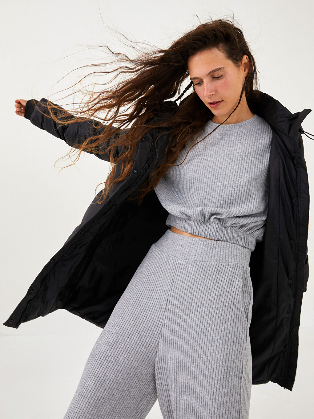 Siyah Kapüşon Yaka Düz Uzun Kollu Kadın Şişme Mont-1