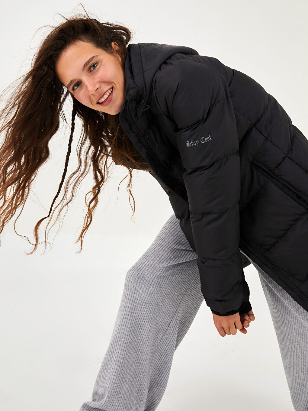 Siyah Kapüşon Yaka Düz Uzun Kollu Kadın Şişme Mont-2