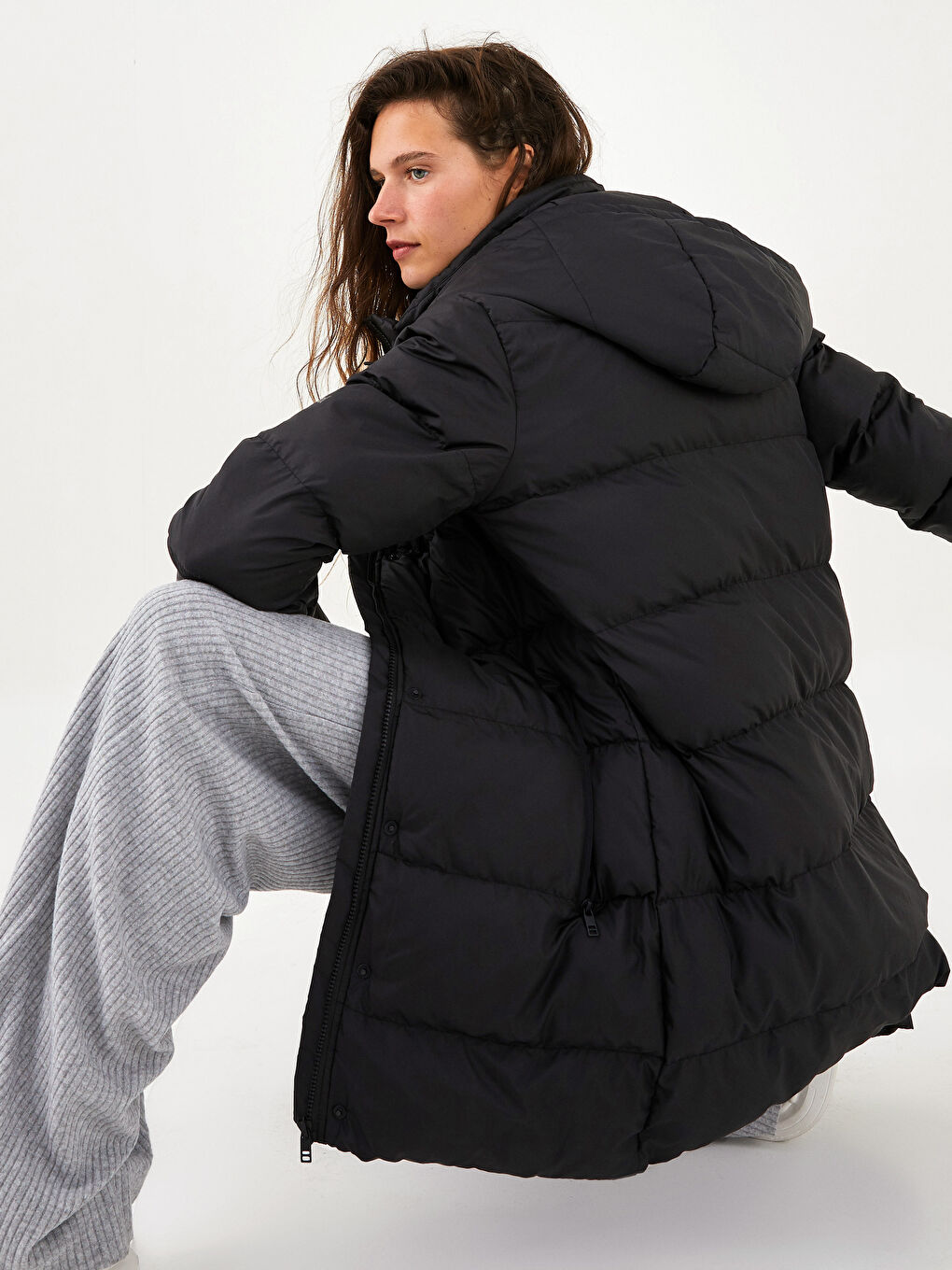 Siyah Kapüşon Yaka Düz Uzun Kollu Kadın Şişme Mont-4