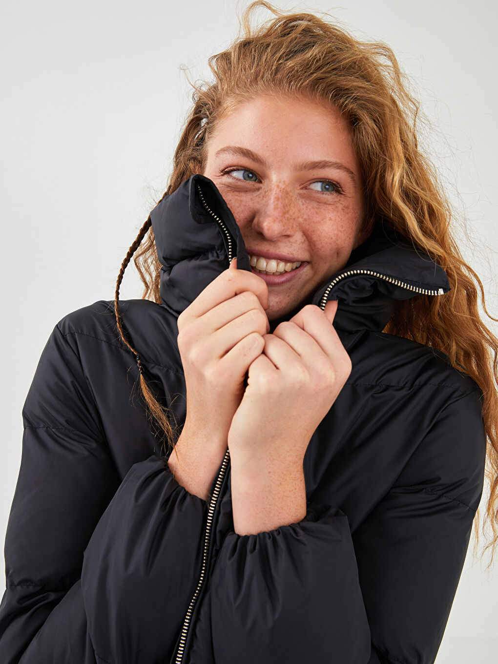 Siyah Dik Yaka Fermuarlı Uzun Kollu Kadın Şişme Mont-3