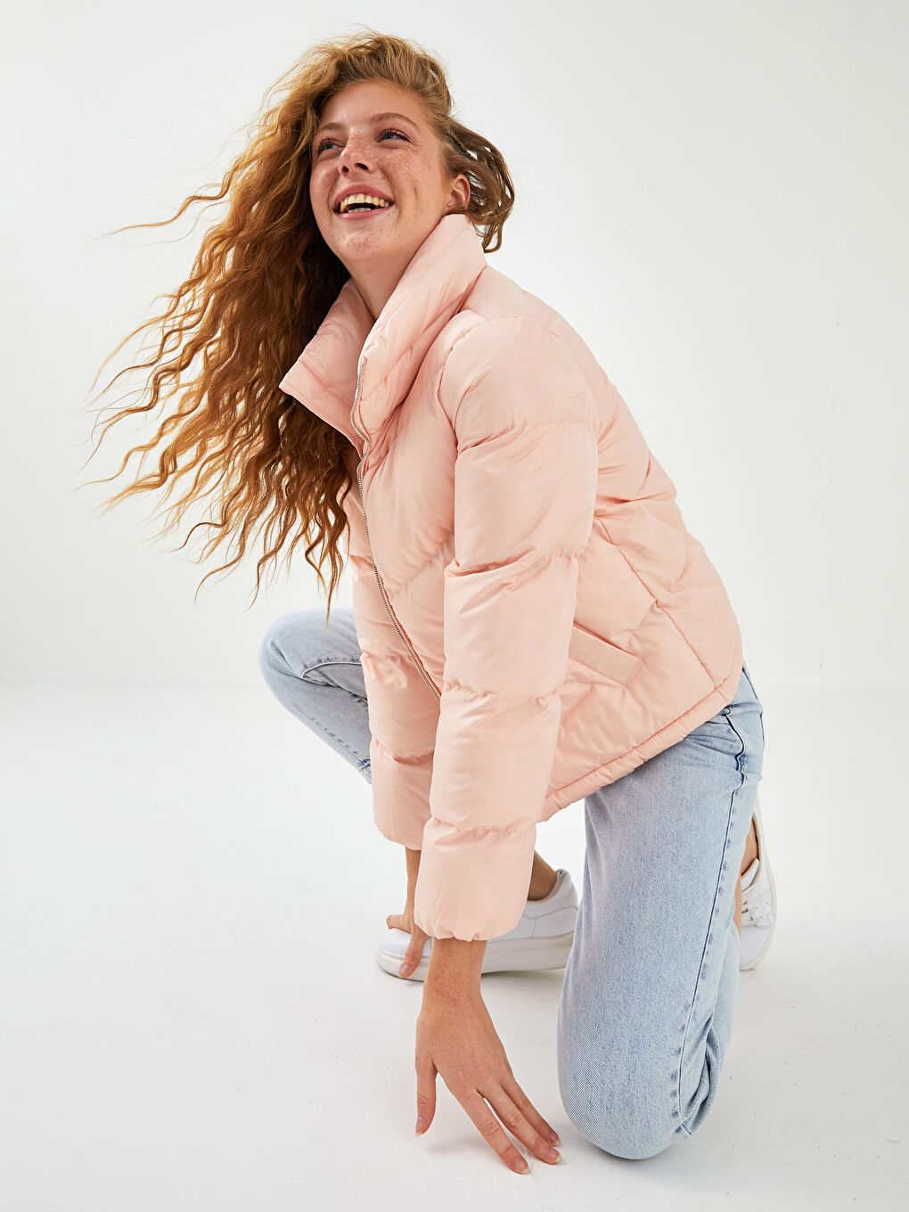 Pembe Dik Yaka Fermuarlı Uzun Kollu Kadın Şişme Mont-4