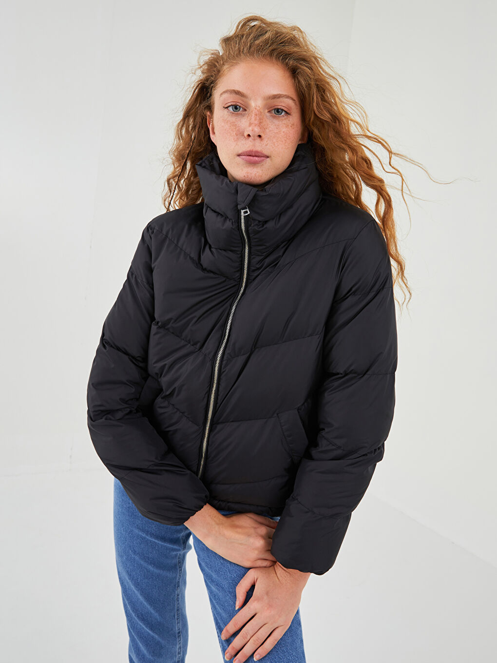 Siyah Dik Yaka Fermuarlı Uzun Kollu Kadın Şişme Mont-1