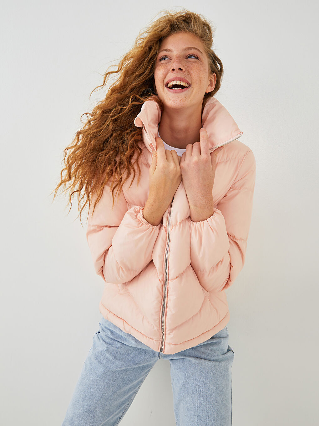 Pembe Dik Yaka Fermuarlı Uzun Kollu Kadın Şişme Mont