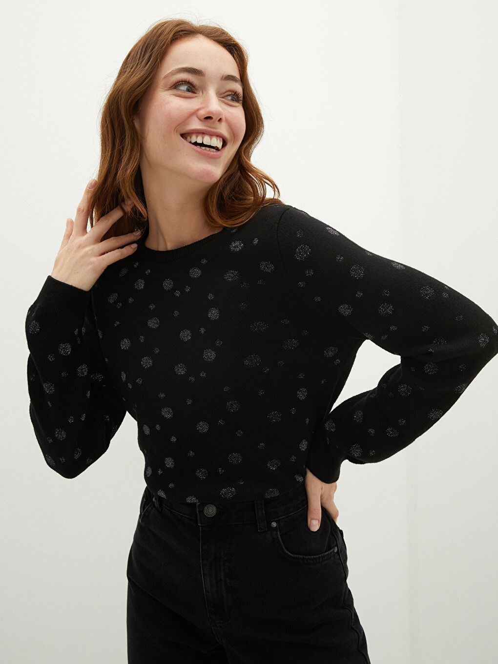 سترة تريكو بياقة دائرية بتفاصيل لامعة وكم طويل للسيدات