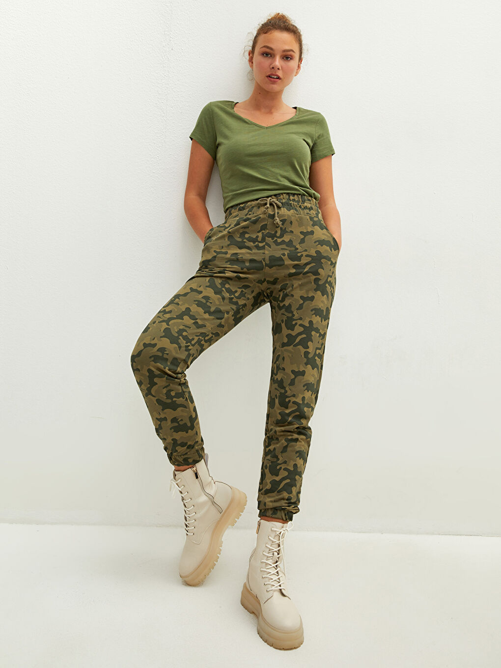 Haki Beli Lastikli Kamuflaj Desenli Cep Detaylı Kadın Eşofman Altı
