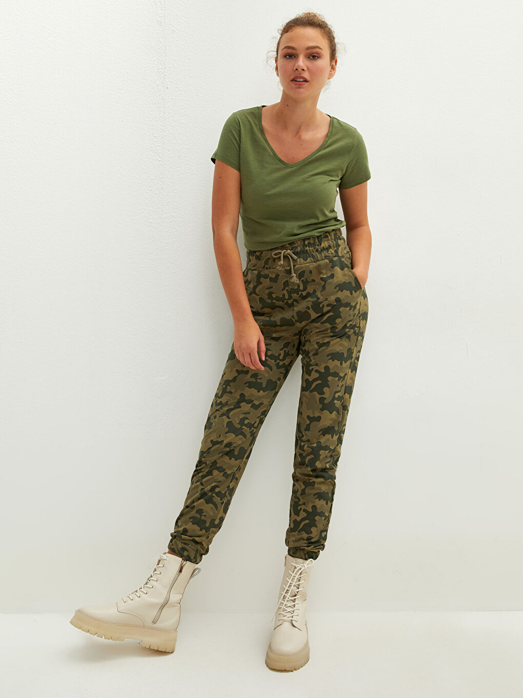 Haki Beli Lastikli Kamuflaj Desenli Cep Detaylı Kadın Eşofman Altı-1