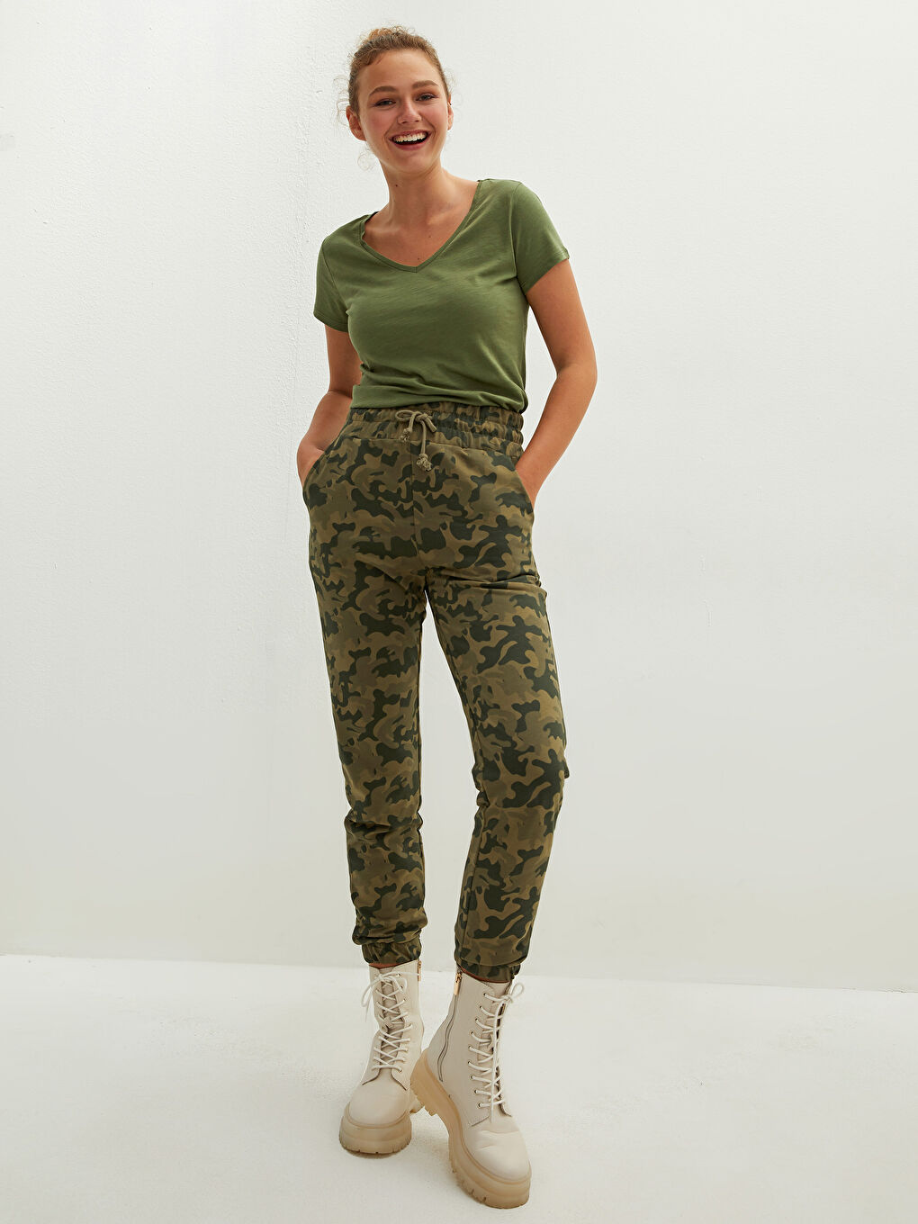 Haki Beli Lastikli Kamuflaj Desenli Cep Detaylı Kadın Eşofman Altı-2