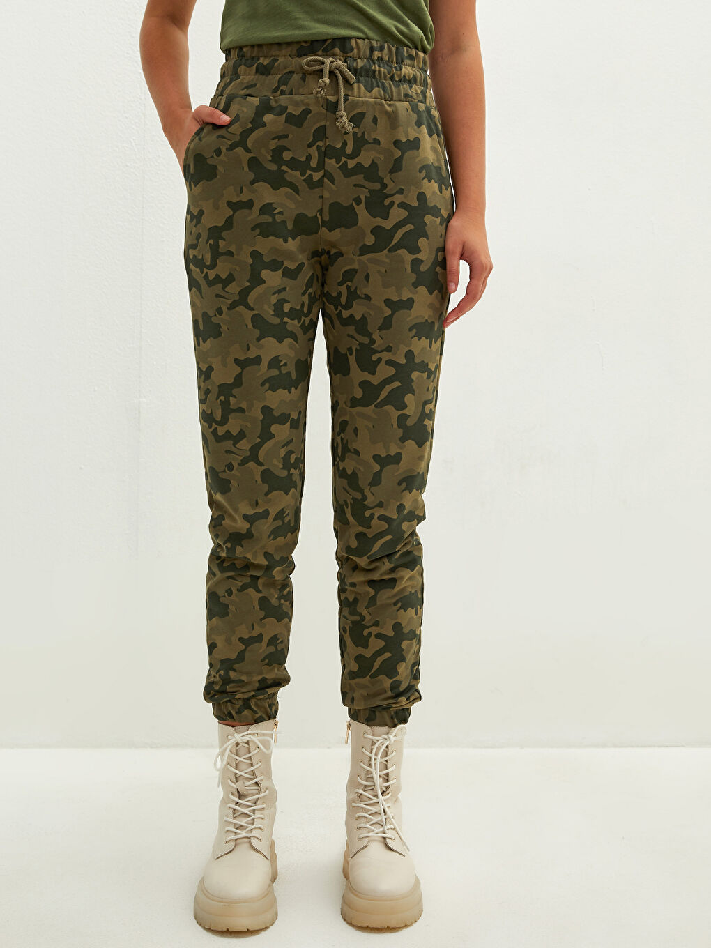 Haki Beli Lastikli Kamuflaj Desenli Cep Detaylı Kadın Eşofman Altı-3