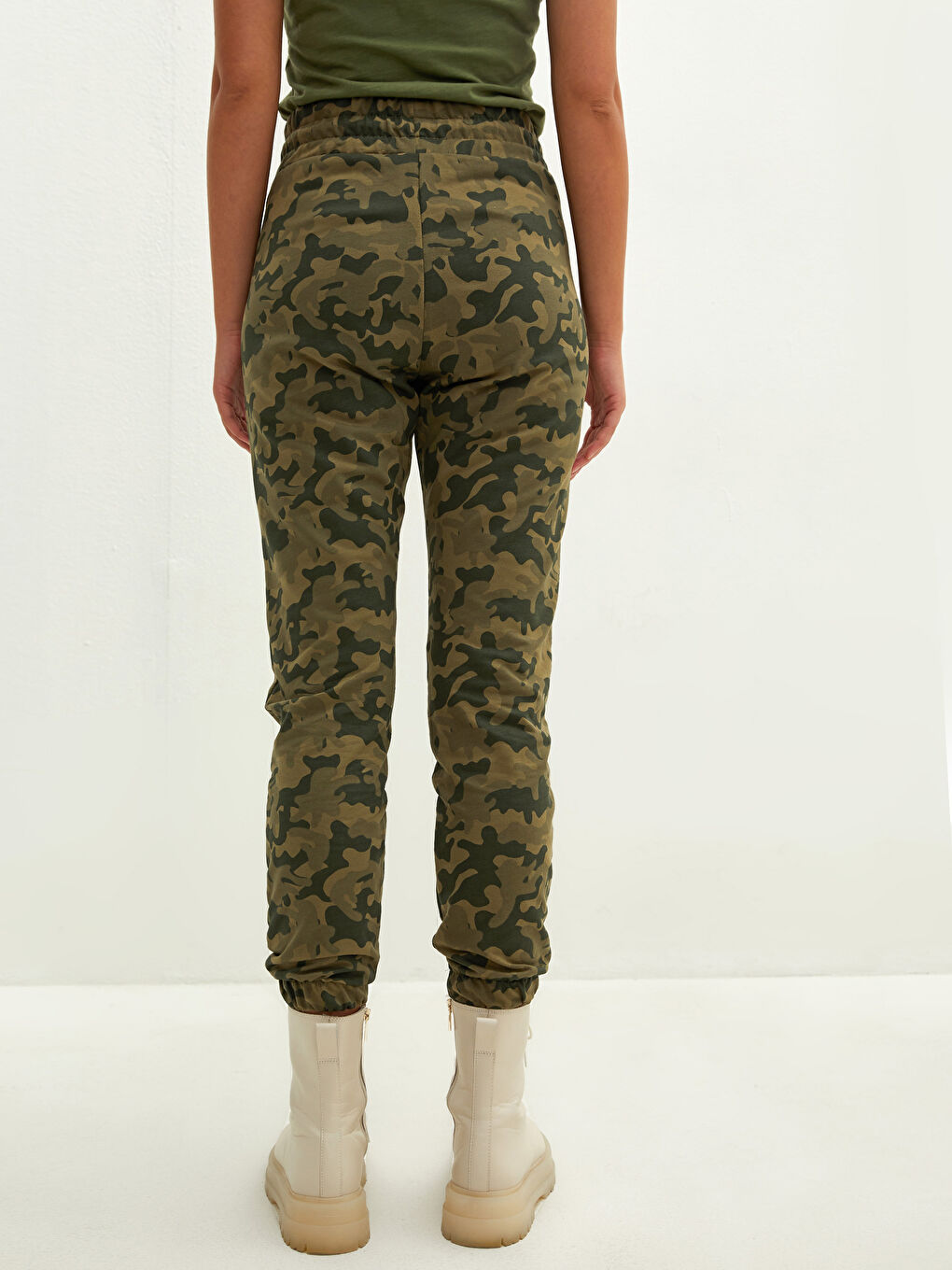 Haki Beli Lastikli Kamuflaj Desenli Cep Detaylı Kadın Eşofman Altı-4