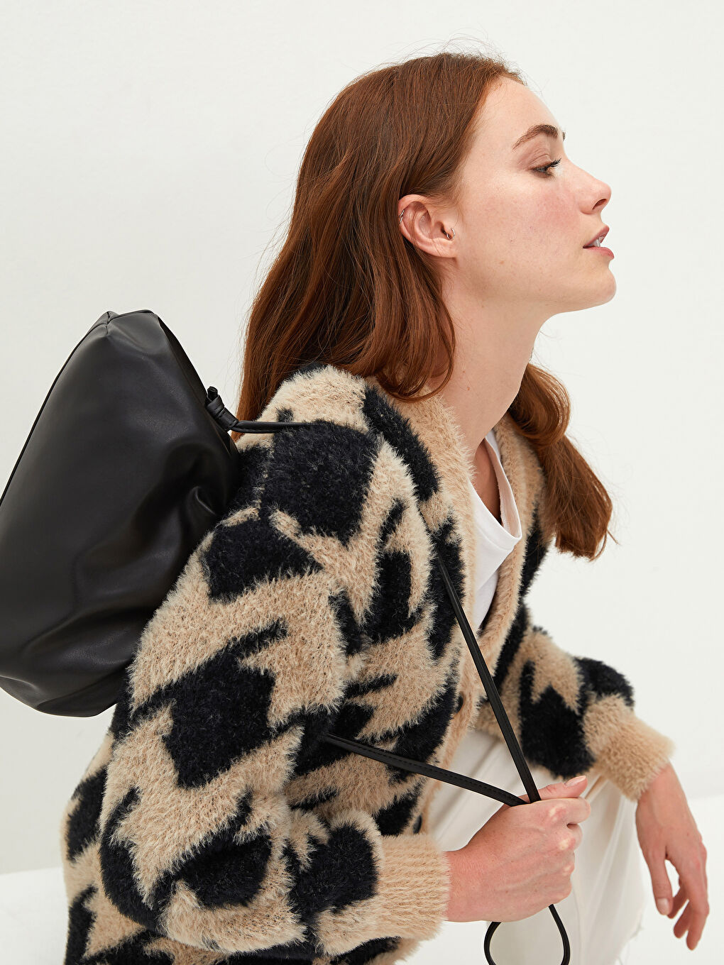 Siyah Deri Görünümlü Kadın Çapraz Çanta-1