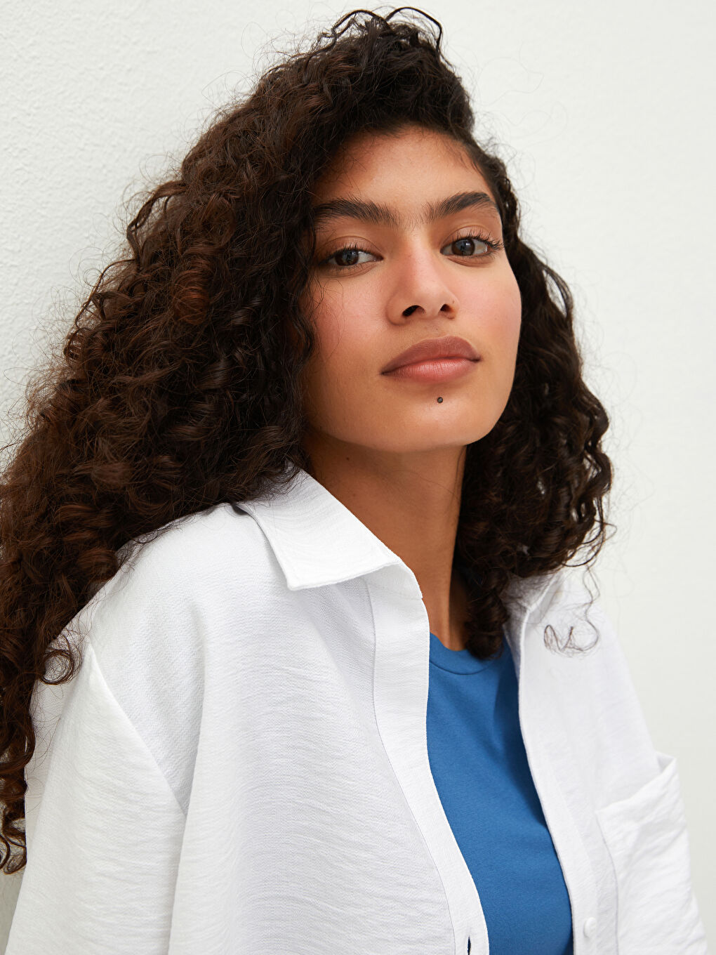 Beyaz Önden Düğme Kapamalı Düz Uzun Kollu Dobby Kumaş Kadın Gömlek-3