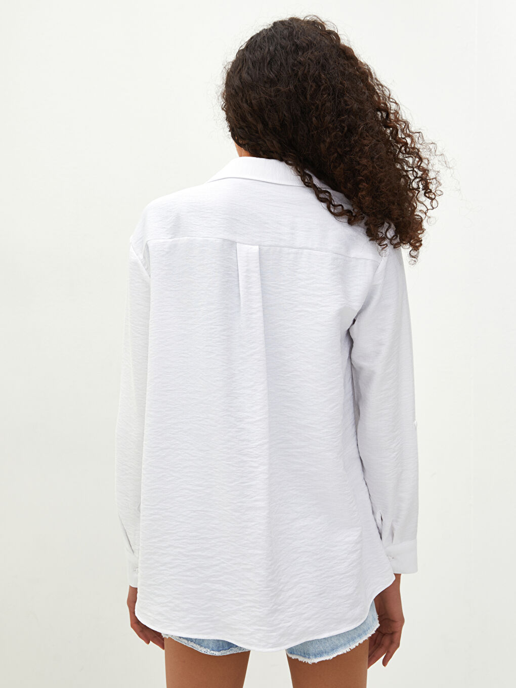 Beyaz Önden Düğme Kapamalı Düz Uzun Kollu Dobby Kumaş Kadın Gömlek-4