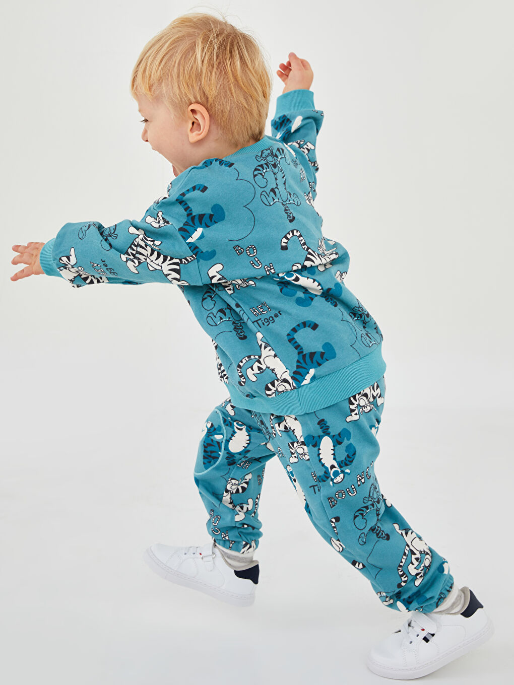 LCW baby Elastic Waist Tigger Printed Baby Boy Jogger Tracksuit Bottom -W1AS88Z1-LU0