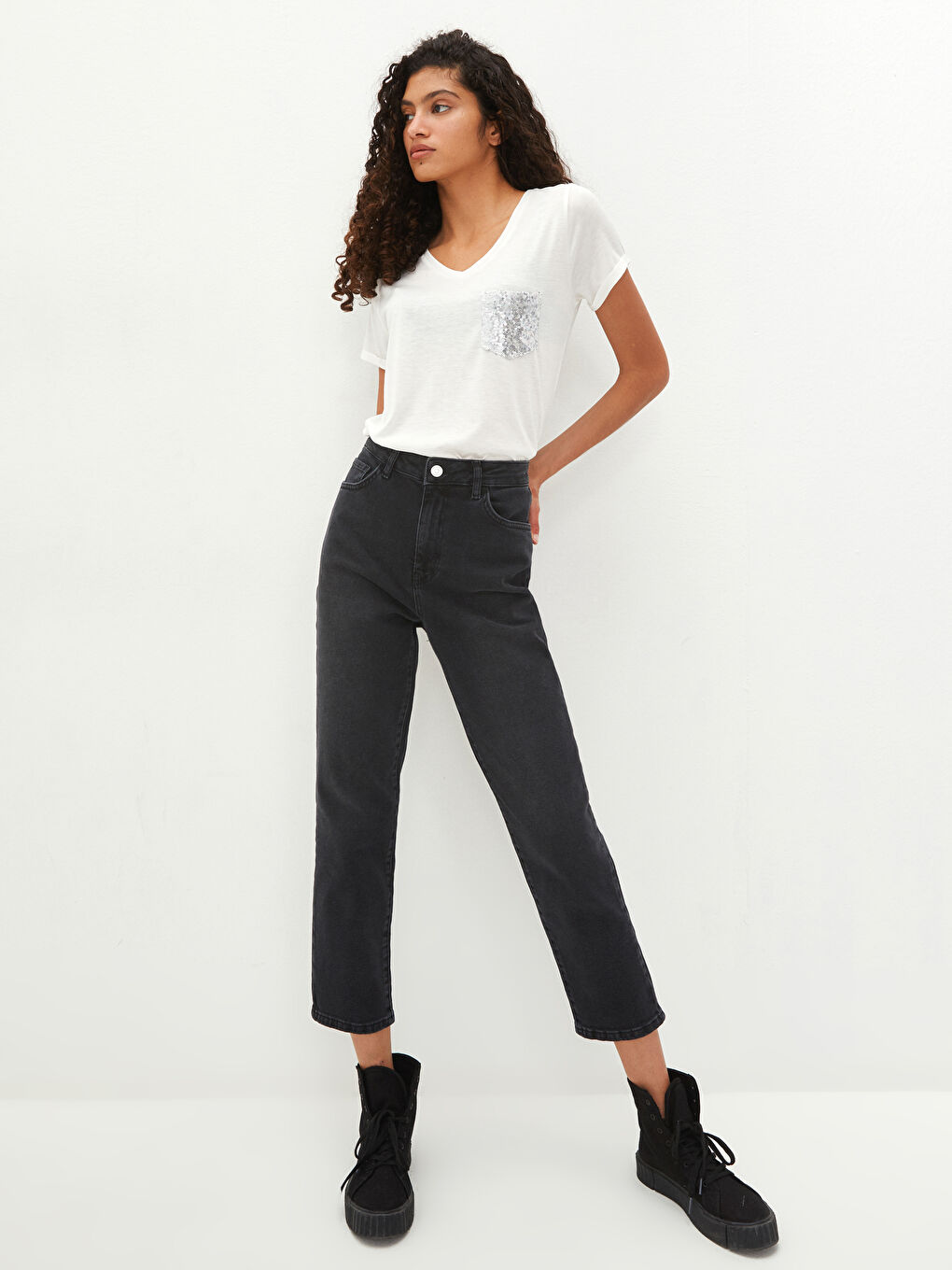 Әйелдерге арналған V мойынды кестеленген қысқа жең футболка-2