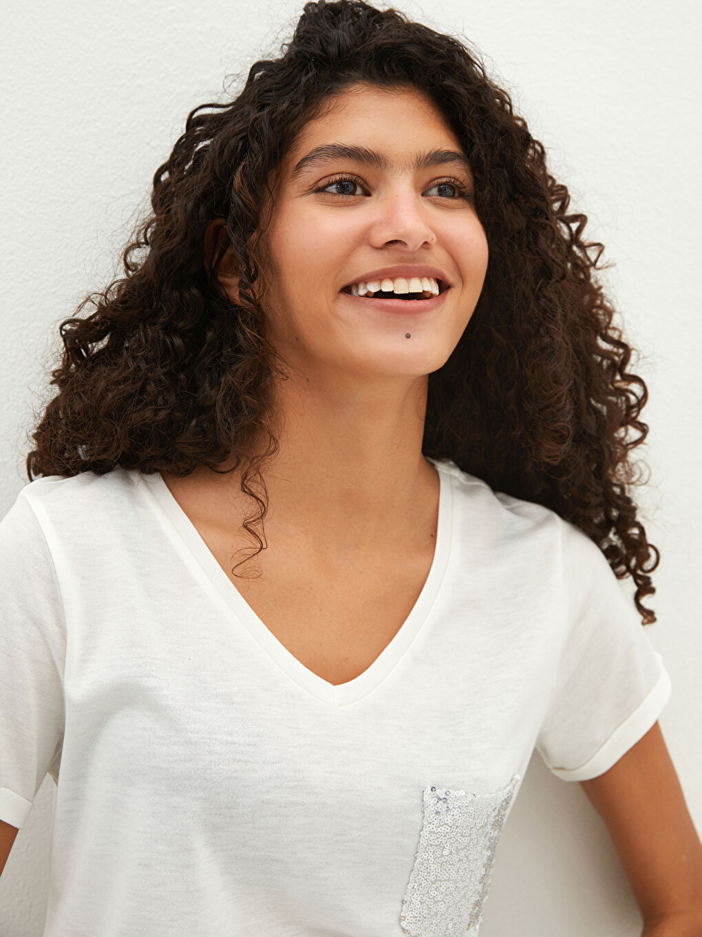 Әйелдерге арналған V мойынды кестеленген қысқа жең футболка-3