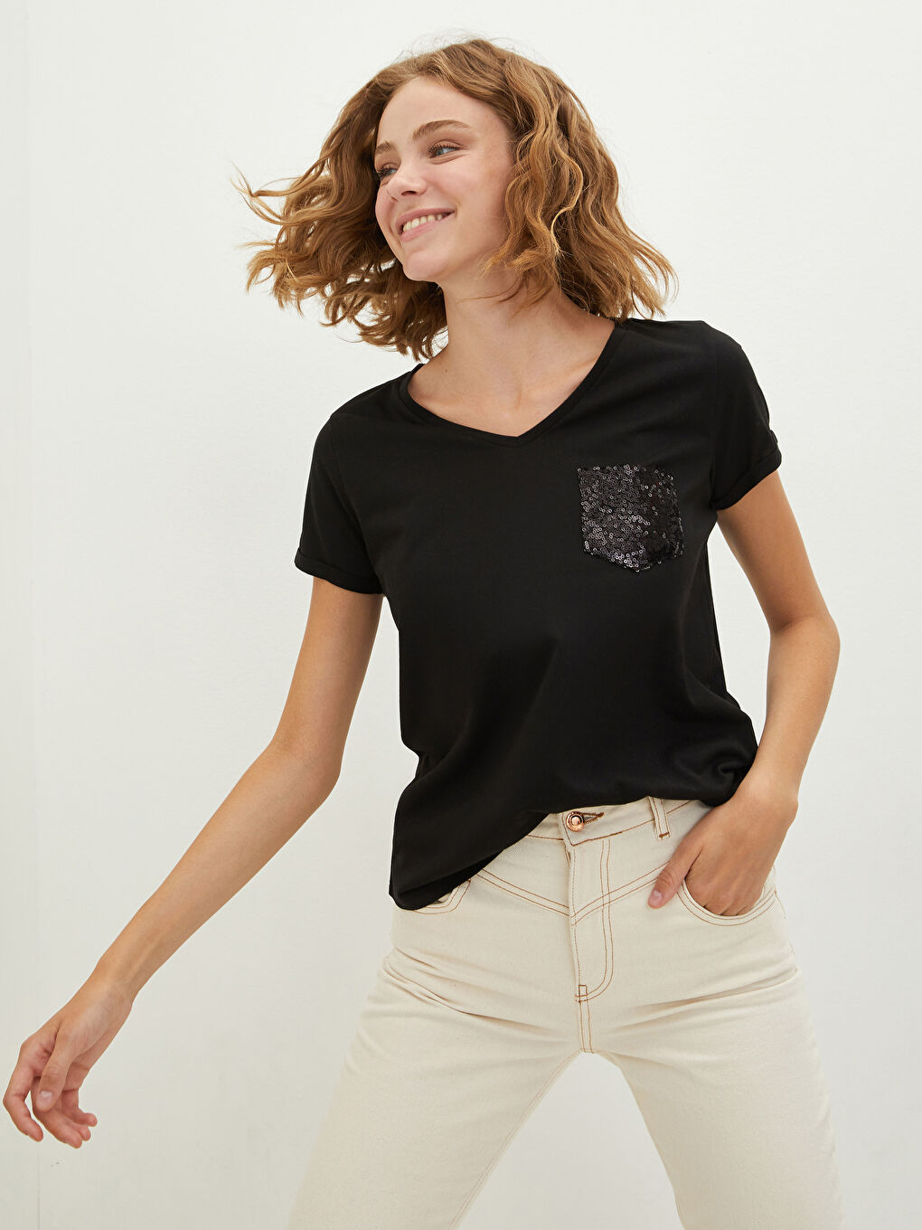 Siyah V Yaka Pul Payet Nakışlı Kısa Kollu Kadın Tişört