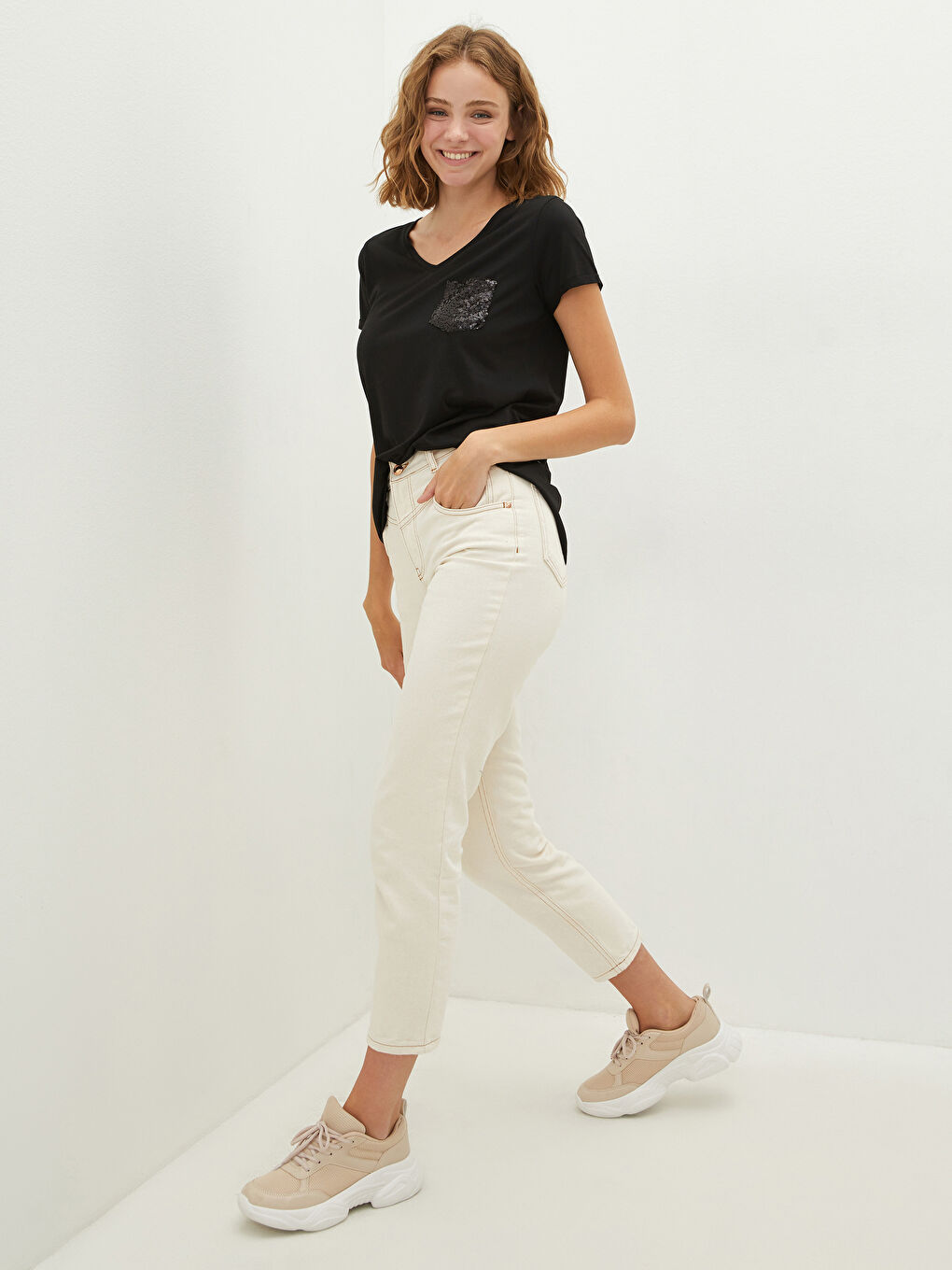 Siyah V Yaka Pul Payet Nakışlı Kısa Kollu Kadın Tişört-2