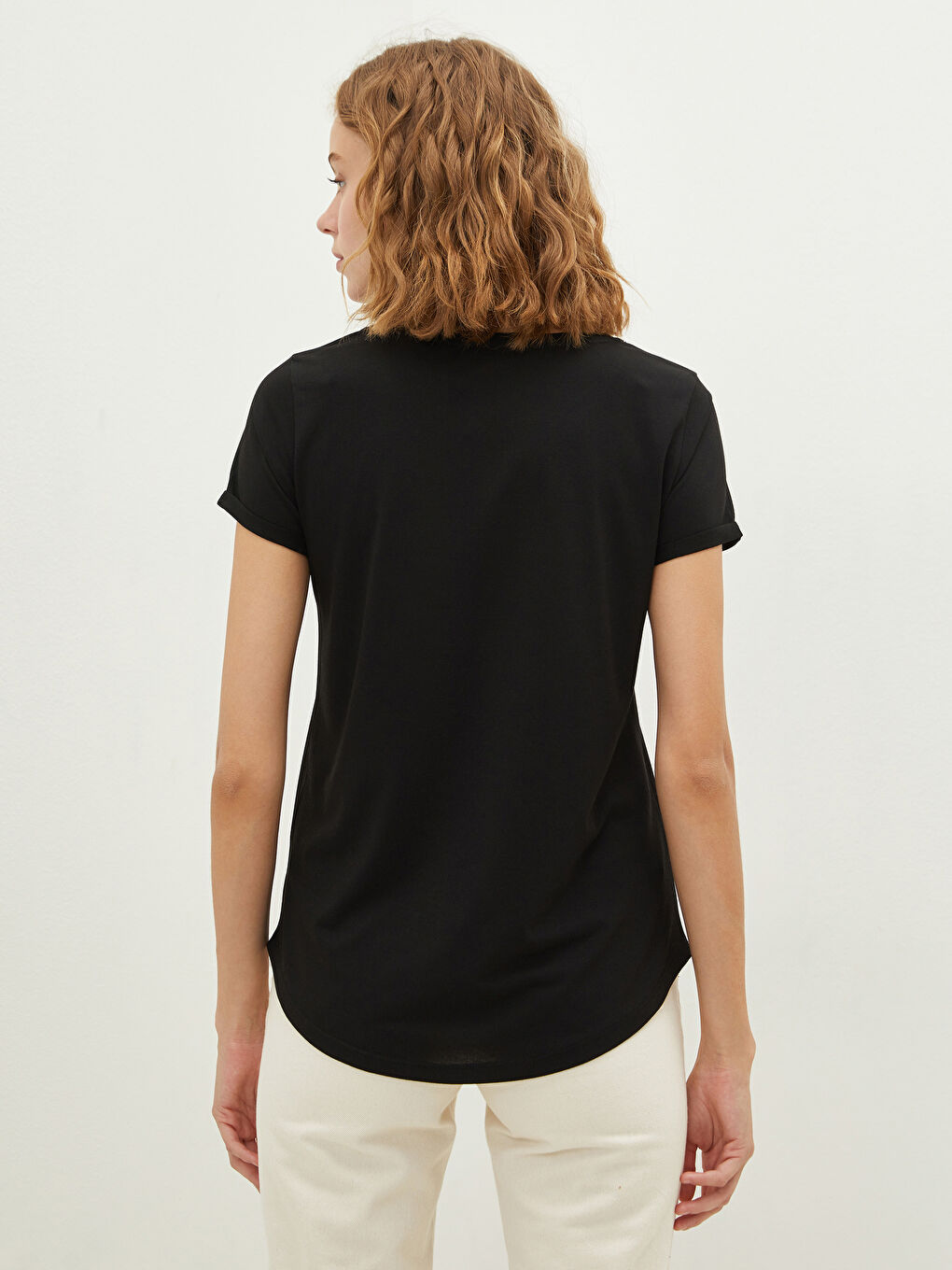 Siyah V Yaka Pul Payet Nakışlı Kısa Kollu Kadın Tişört-4