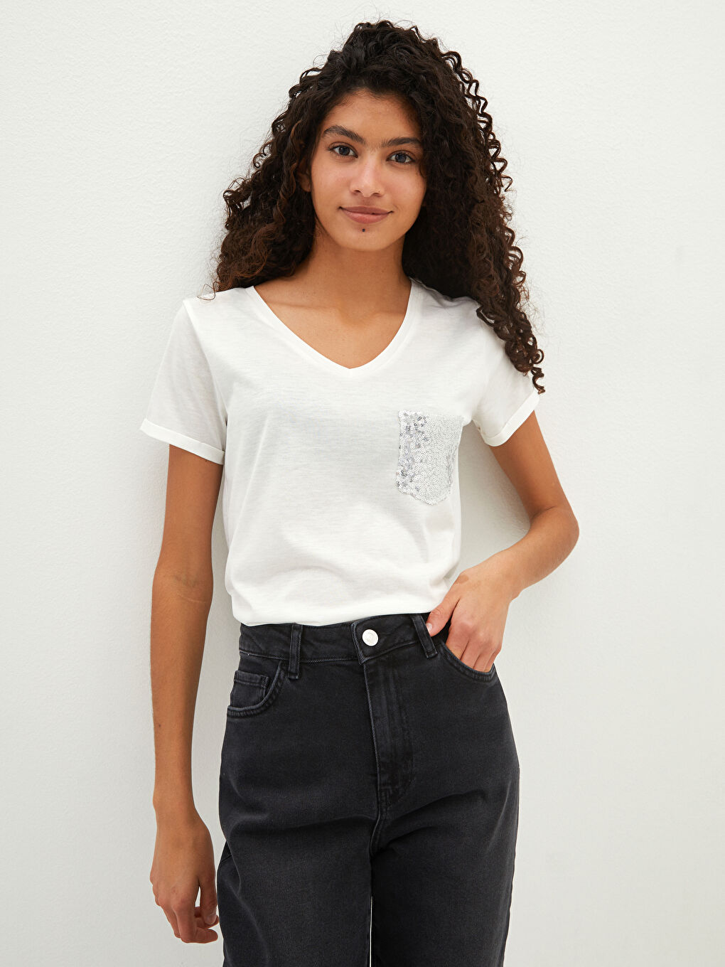 Әйелдерге арналған V мойынды кестеленген қысқа жең футболка-1