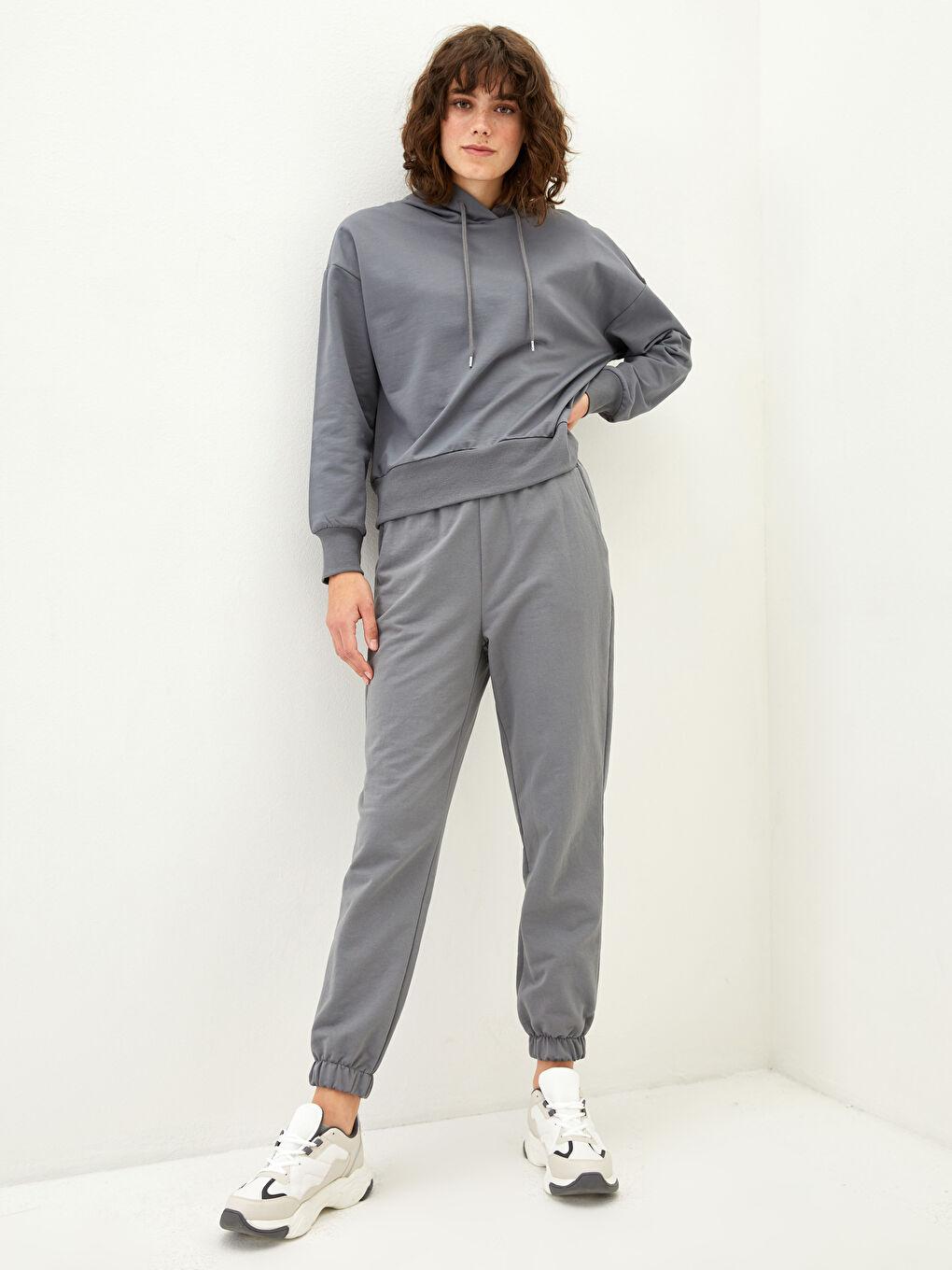 بنطلون رياضي بخصر مرن وجيوب عادية للسيدات