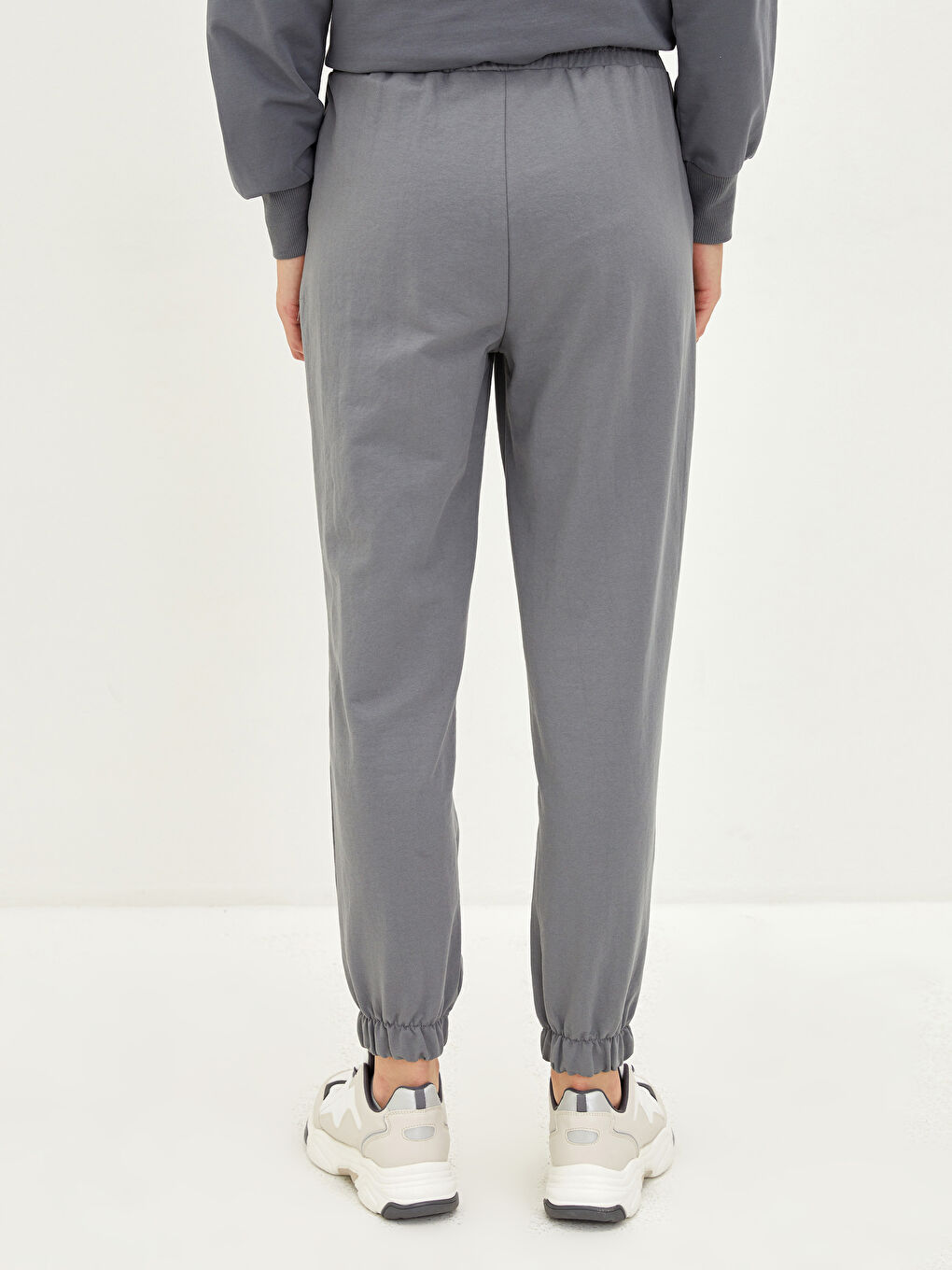 بنطلون رياضي بخصر مرن وجيوب عادية للسيدات-4