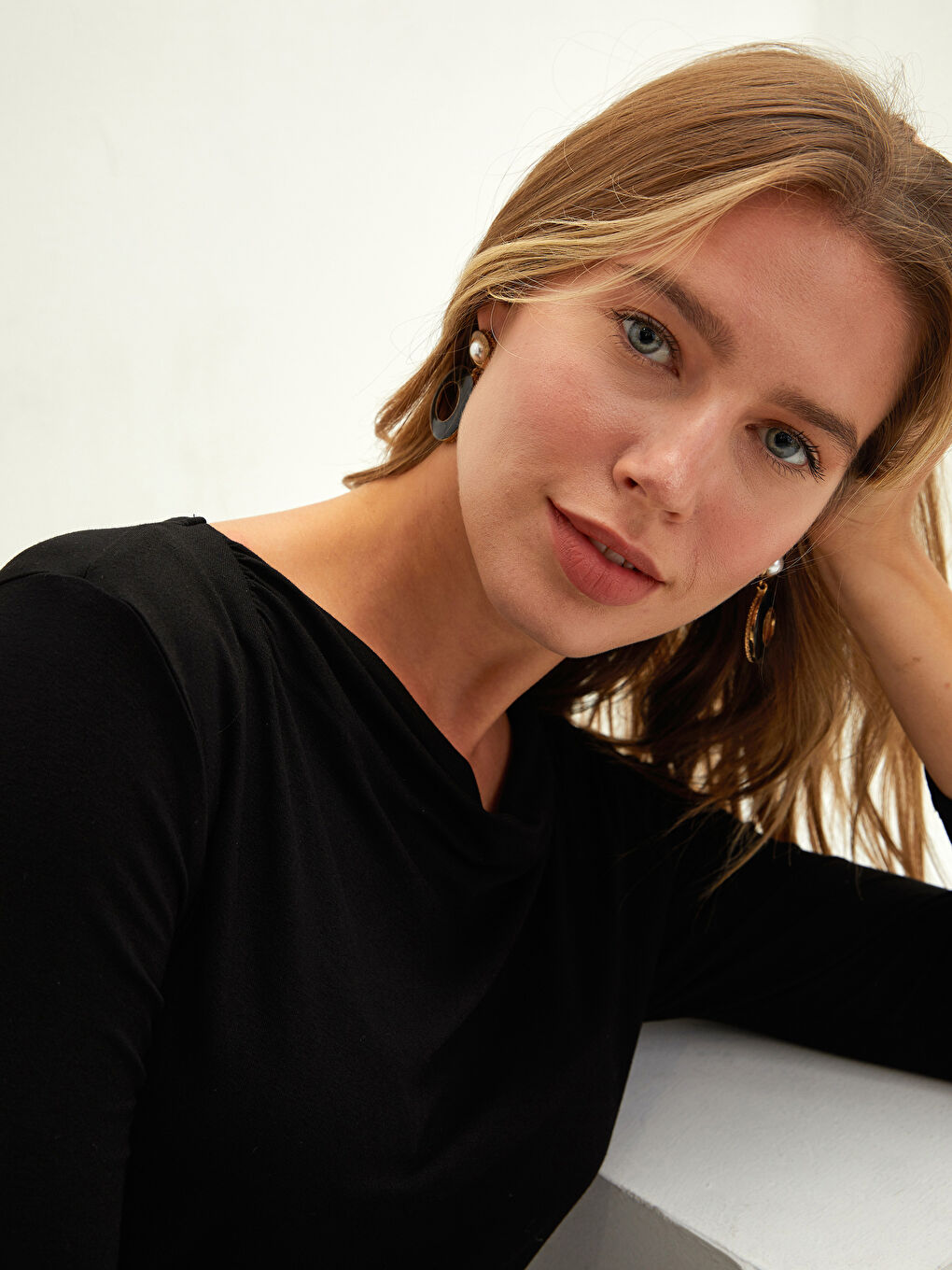 Flowy Collar Straight Long Sleeve Women's Blouse-3