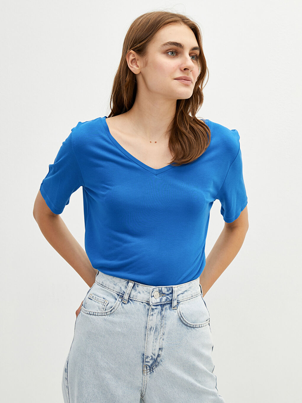 Mavi V Yaka Düz Kısa Kollu Viskon Kadın Tişört-2