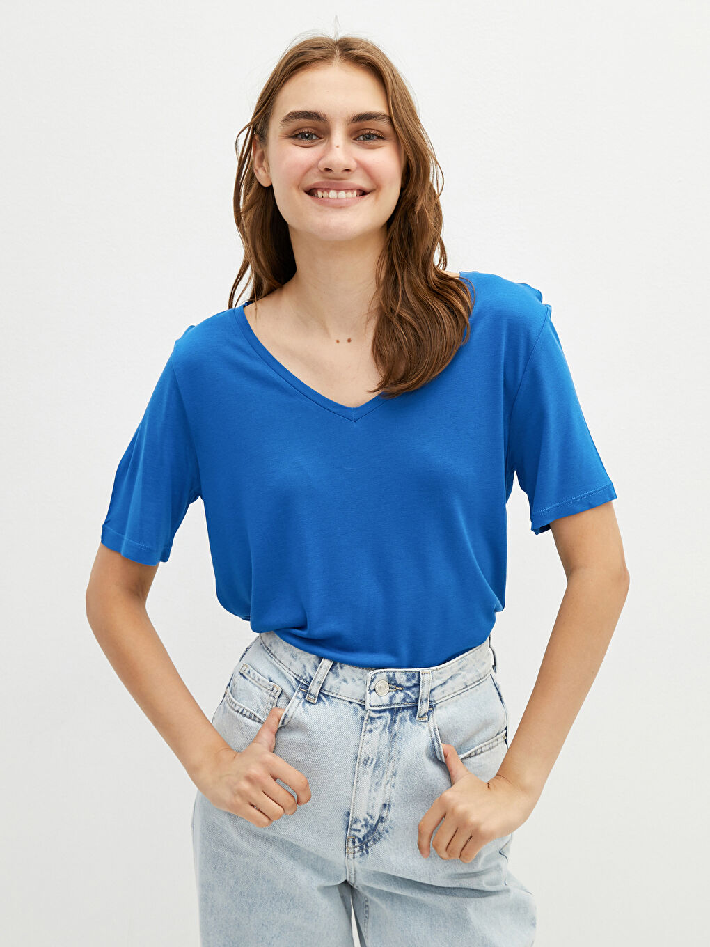 Mavi V Yaka Düz Kısa Kollu Viskon Kadın Tişört-3