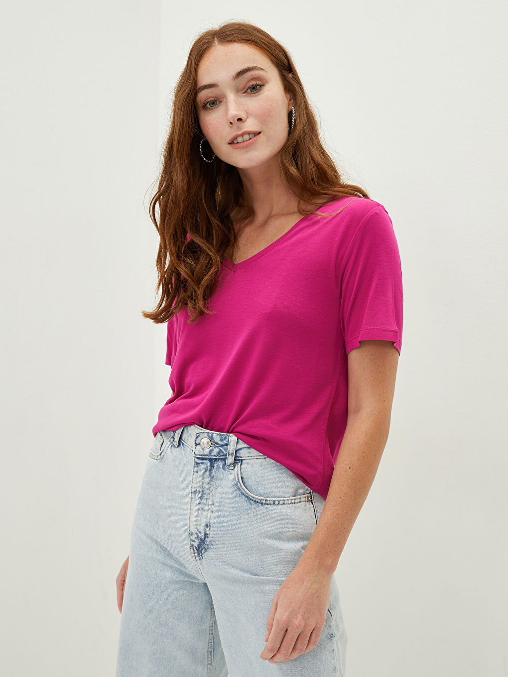 Fuşya V Yaka Düz Kısa Kollu Viskon Kadın Tişört-1