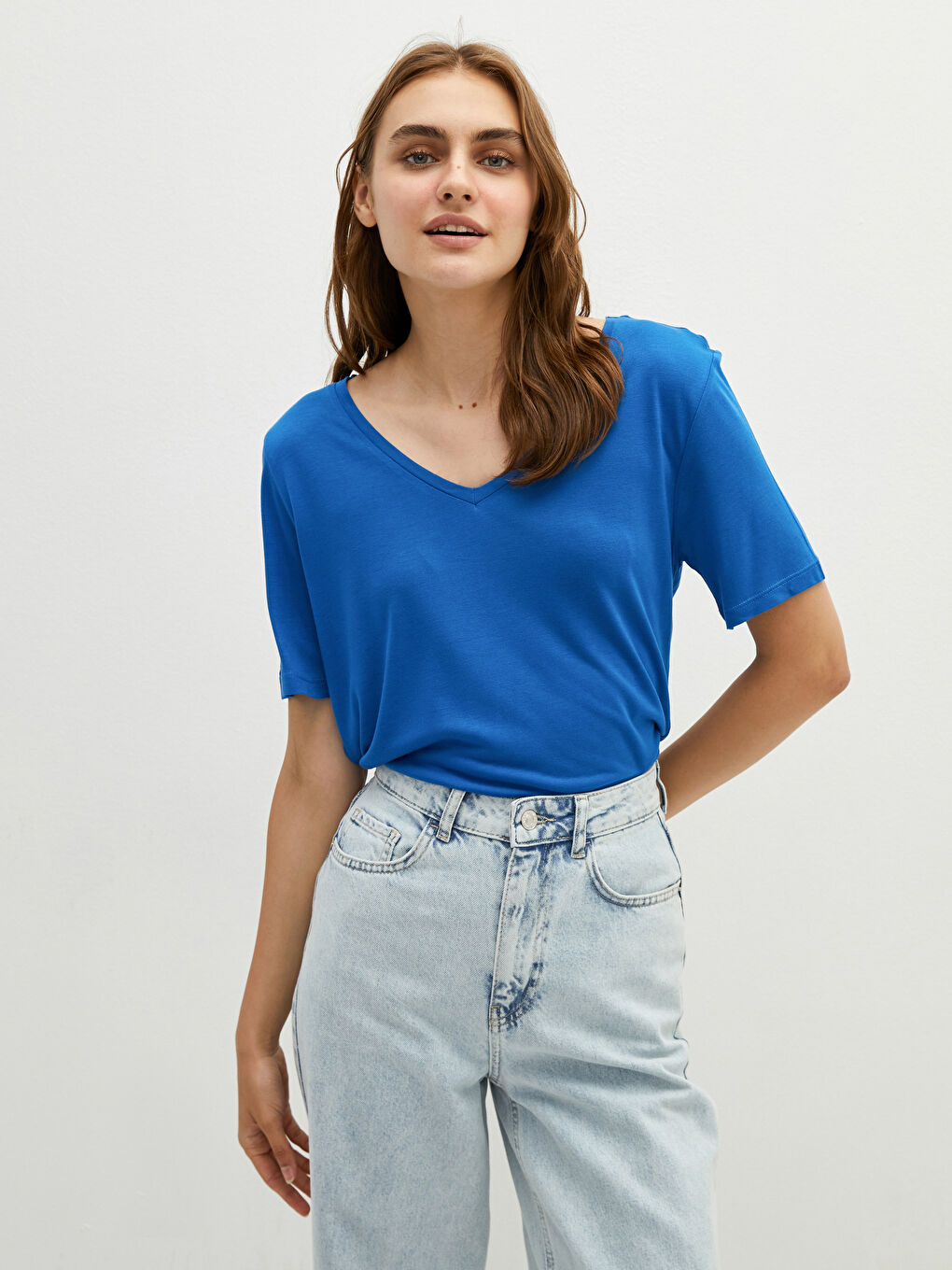 Mavi V Yaka Düz Kısa Kollu Viskon Kadın Tişört