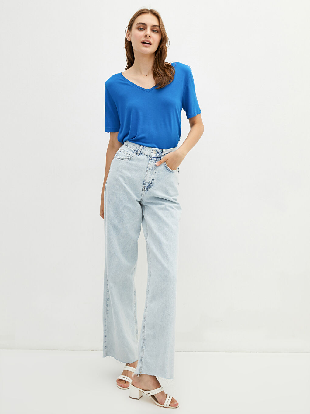 Mavi V Yaka Düz Kısa Kollu Viskon Kadın Tişört-1