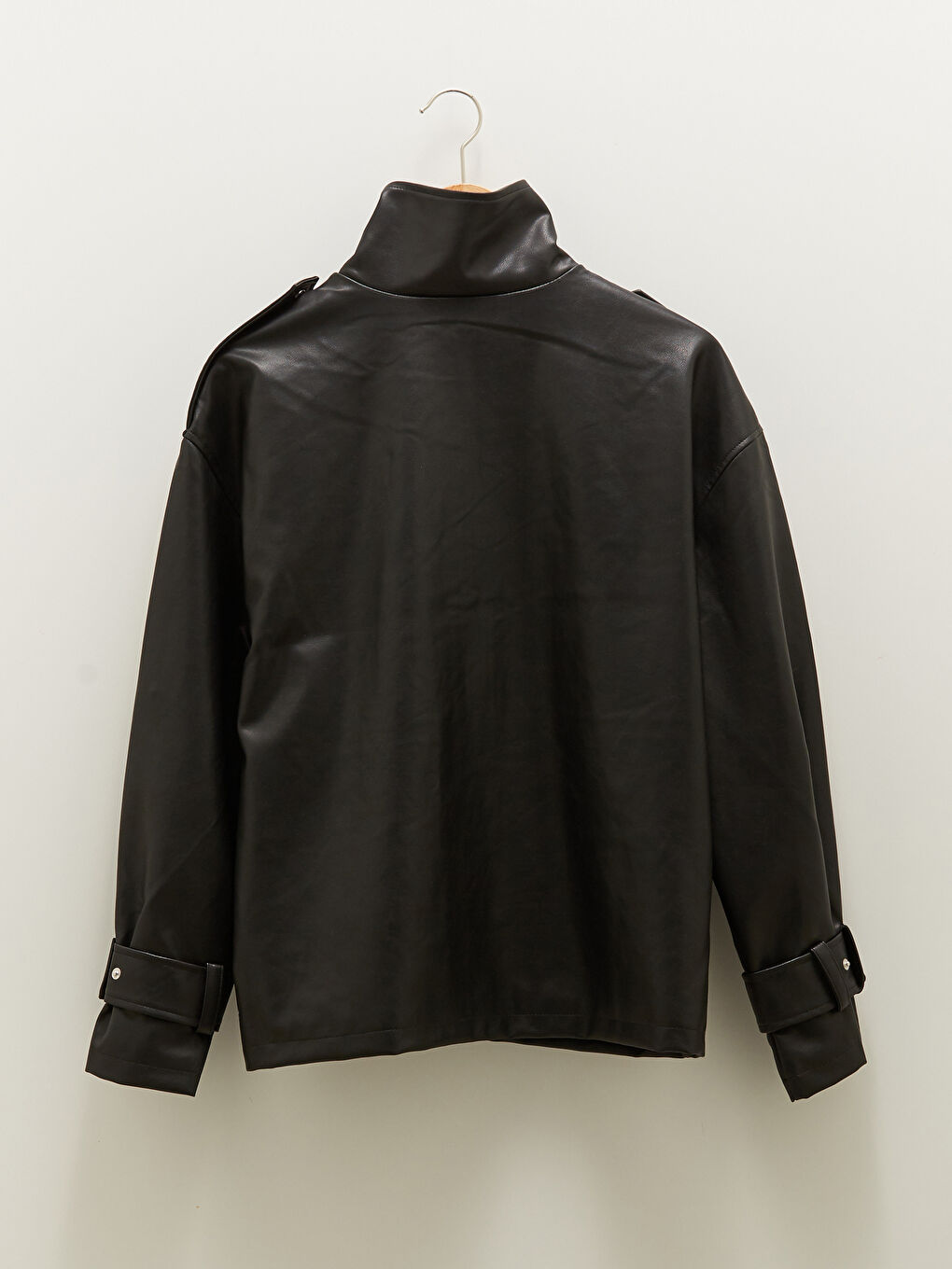 Siyah Dik Yaka Düz Uzun Kollu Cep Detaylı İnce Kadın Deri Görünümlü Mont-8