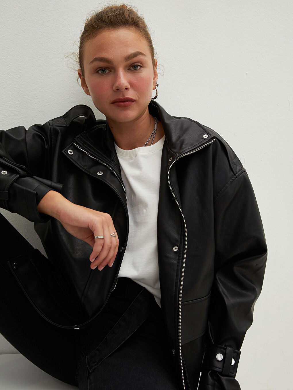 Siyah Dik Yaka Düz Uzun Kollu Cep Detaylı İnce Kadın Deri Görünümlü Mont-2