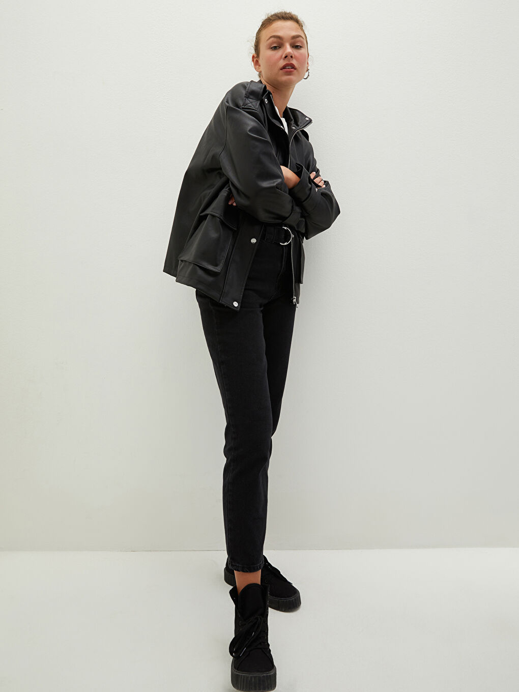 Siyah Dik Yaka Düz Uzun Kollu Cep Detaylı İnce Kadın Deri Görünümlü Mont-3