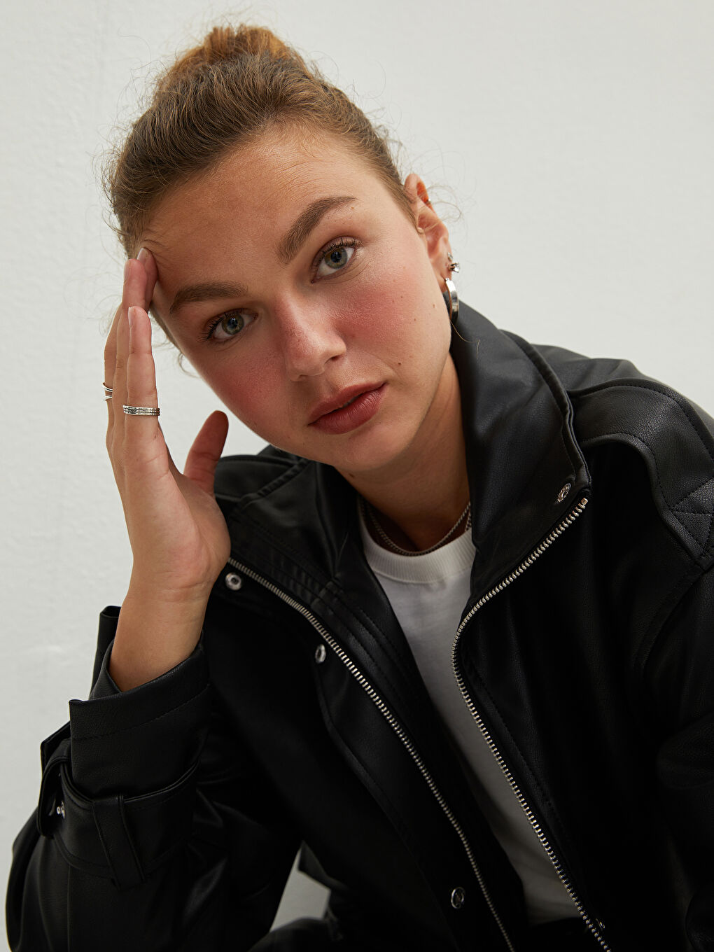 Siyah Dik Yaka Düz Uzun Kollu Cep Detaylı İnce Kadın Deri Görünümlü Mont-4