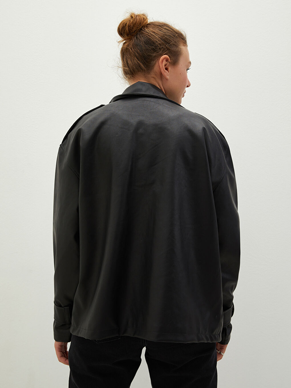 Siyah Dik Yaka Düz Uzun Kollu Cep Detaylı İnce Kadın Deri Görünümlü Mont-5