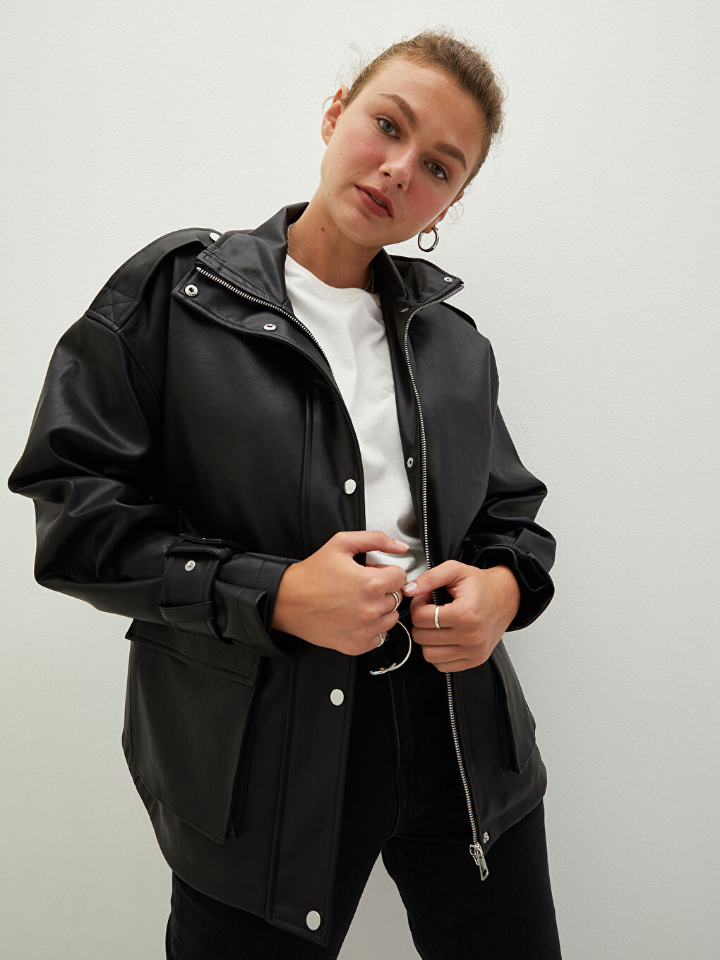 Siyah Dik Yaka Düz Uzun Kollu Cep Detaylı İnce Kadın Deri Görünümlü Mont-1