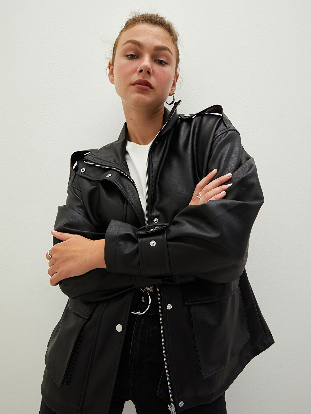 Siyah Dik Yaka Düz Uzun Kollu Cep Detaylı İnce Kadın Deri Görünümlü Mont