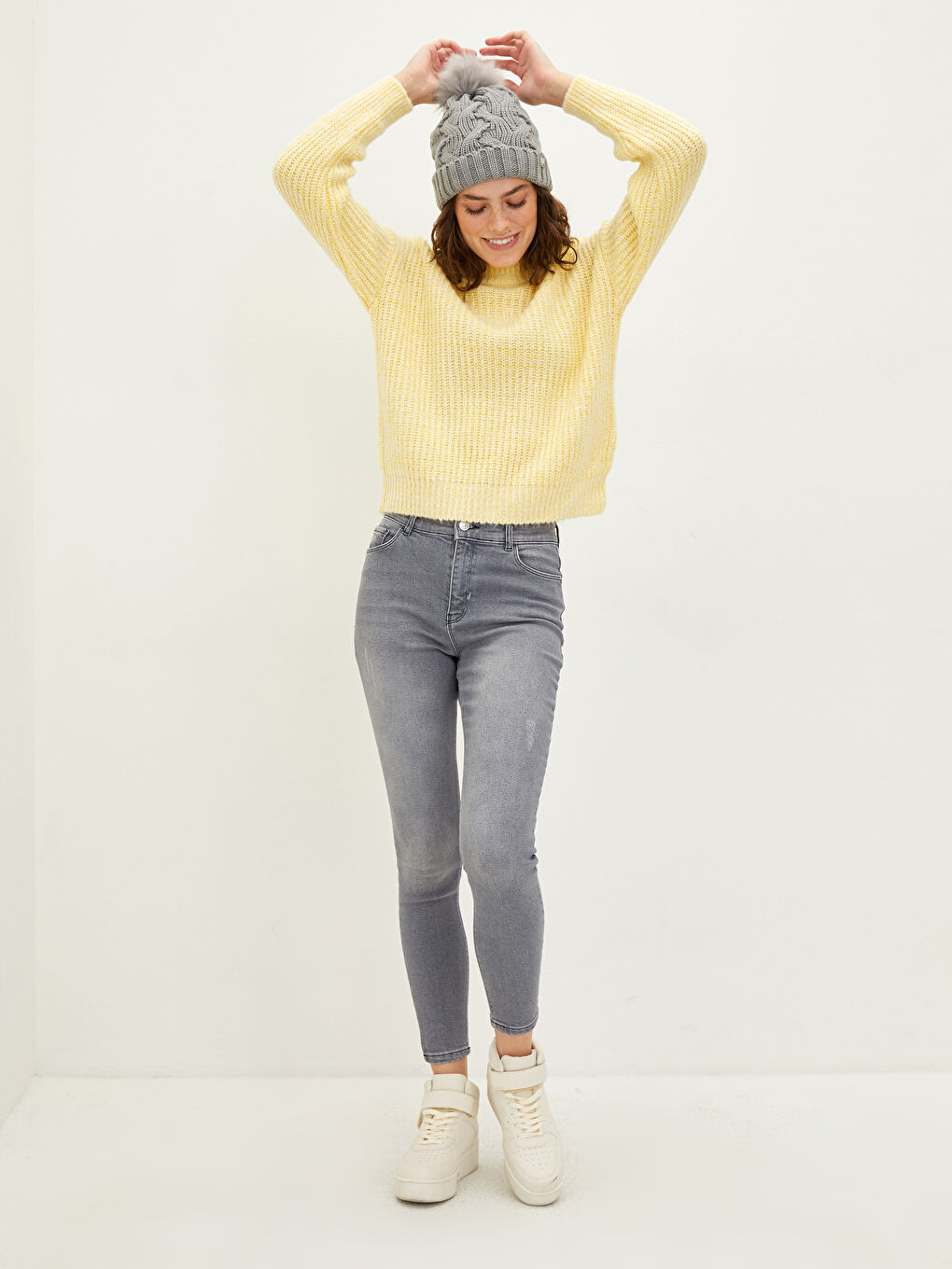 Женская трикотажная шапка с помпоном-2