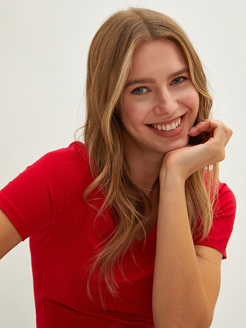 Kırmızı V  Yaka Düz Kısa Kollu Pamuklu Kadın Tişört-3