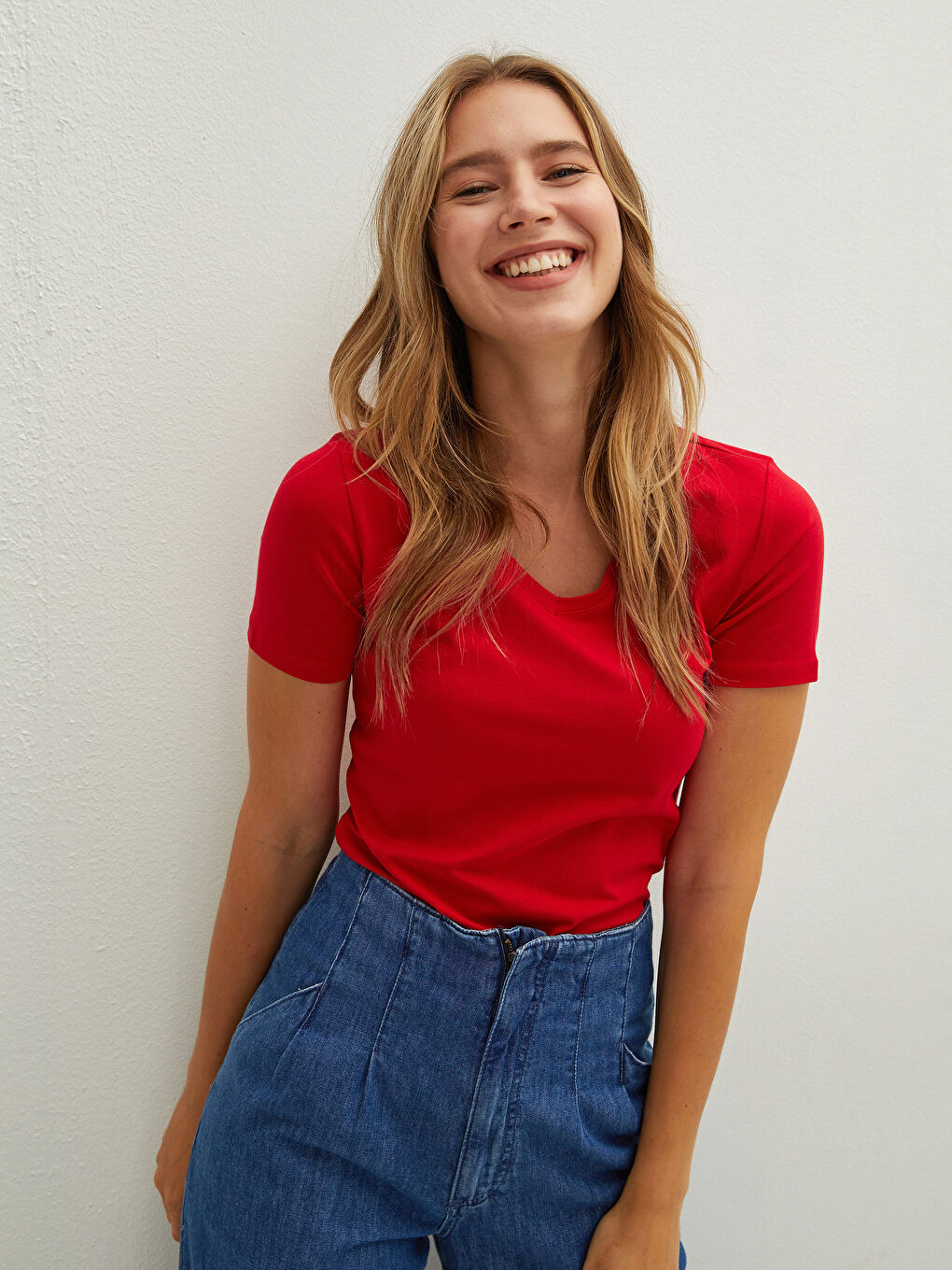 Kırmızı V  Yaka Düz Kısa Kollu Pamuklu Kadın Tişört-1