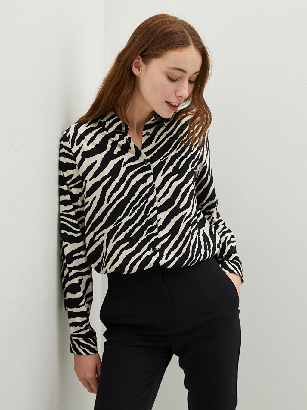 Bej Önden Düğme Kapamalı Desenli Uzun Kollu Viskon Kadın Gömlek-3