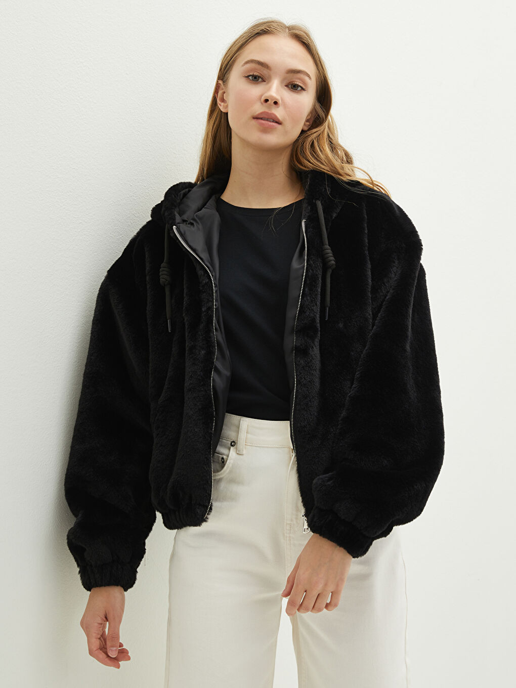 Siyah Kapüşonlu Düz Cep Detaylı Uzun Kollu Pelüş Kalın Kadın Mont-1