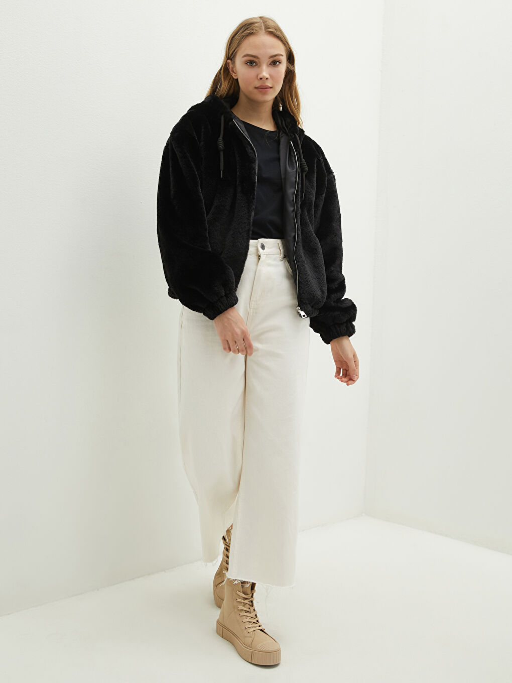 Siyah Kapüşonlu Düz Cep Detaylı Uzun Kollu Pelüş Kalın Kadın Mont-2