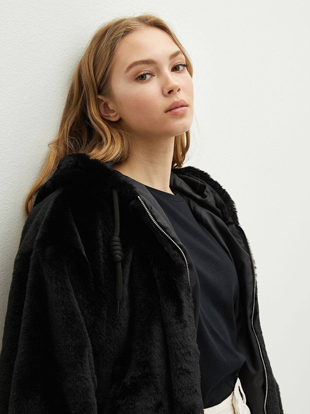 Siyah Kapüşonlu Düz Cep Detaylı Uzun Kollu Pelüş Kalın Kadın Mont-3