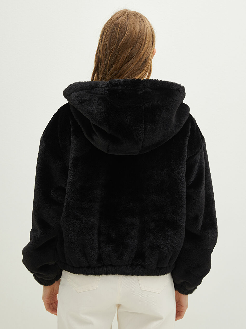 Siyah Kapüşonlu Düz Cep Detaylı Uzun Kollu Pelüş Kalın Kadın Mont-4