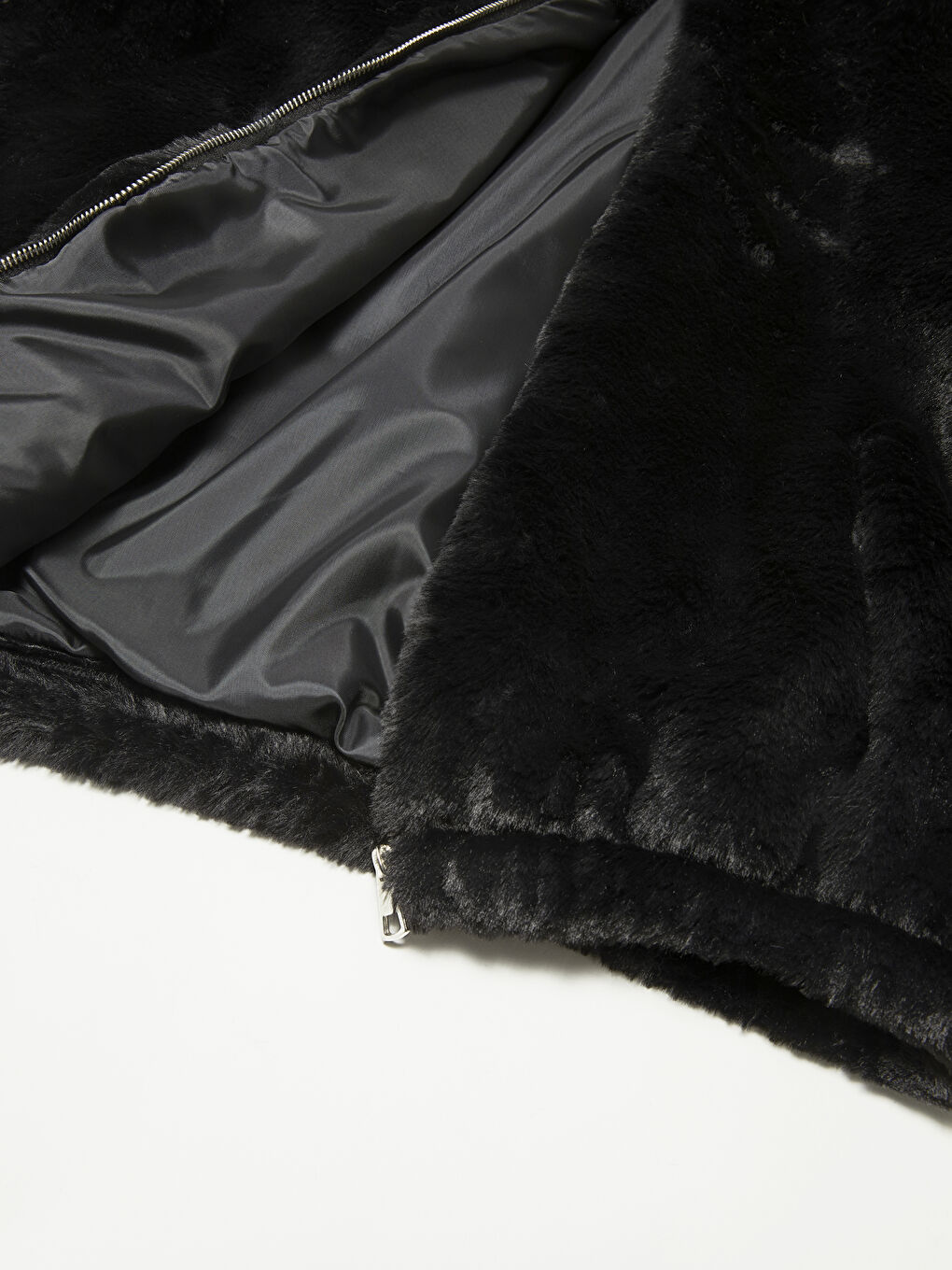 Siyah Kapüşonlu Düz Cep Detaylı Uzun Kollu Pelüş Kalın Kadın Mont-5