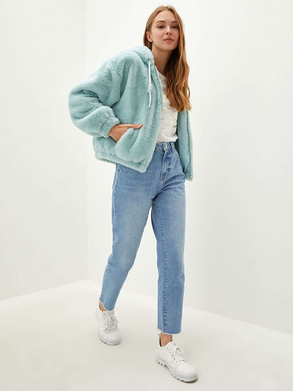 Yeşil Kapüşonlu Düz Cep Detaylı Uzun Kollu Pelüş Kalın Kadın Mont-2